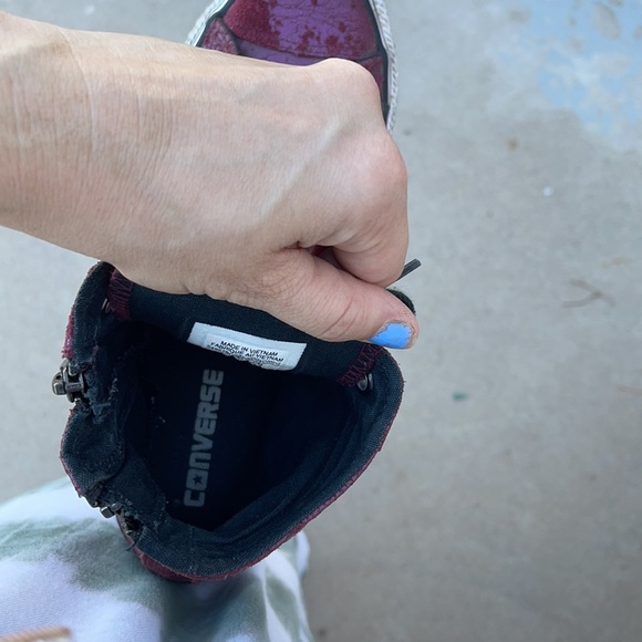 Purple maroon color size 8 and they are leather. - Picture 2 of 3